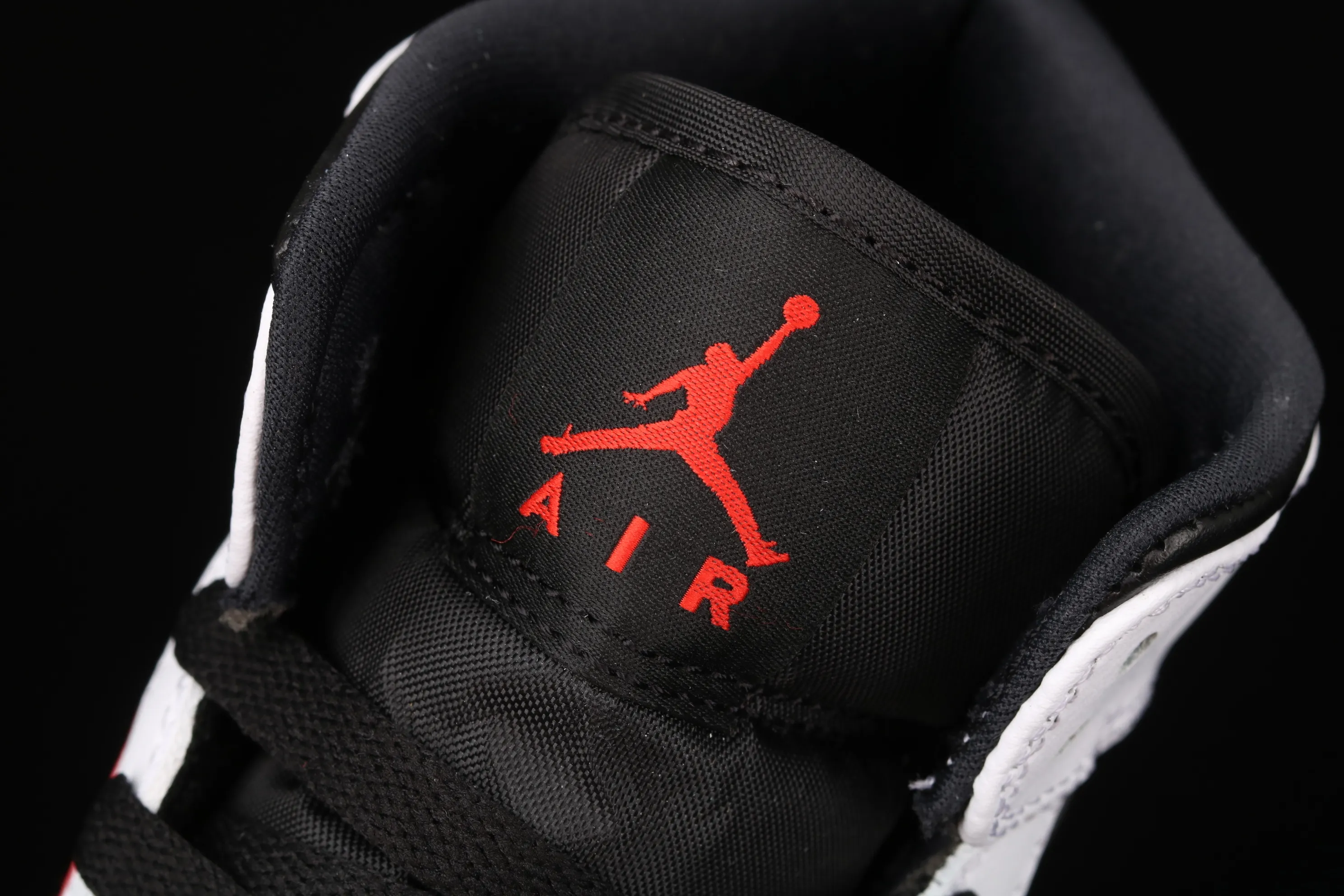 All categories Air Jordan Jordan series basketball shoes Air Jordan 1 Mid G version pure original Air Jordan 1 Mid AJ1 Joe 1 black and white red hook Zhongbang basketball shoes 554725-075